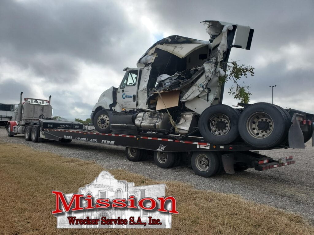 mission wrecker service 2nd cab on landoll during new braunfels towing.1
